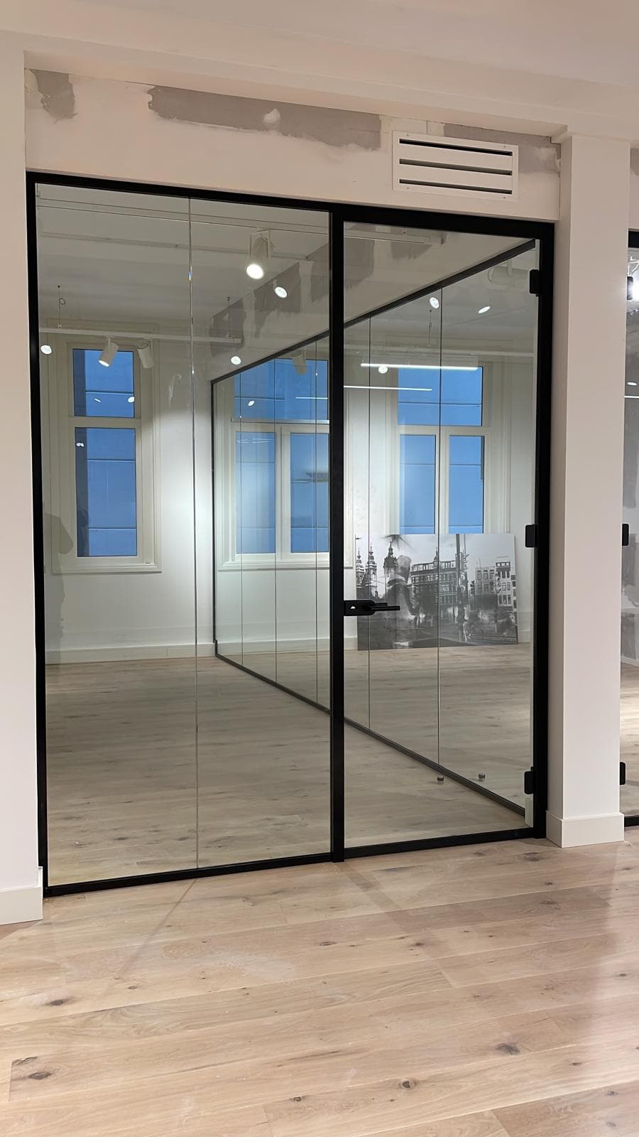 Kantoorbouw — glaspartijen — foto 2